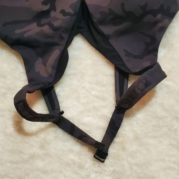 ZYIA Black Forest Camo Adjustable Mesh Sports Bra, Size Large - Picture 5 of 8